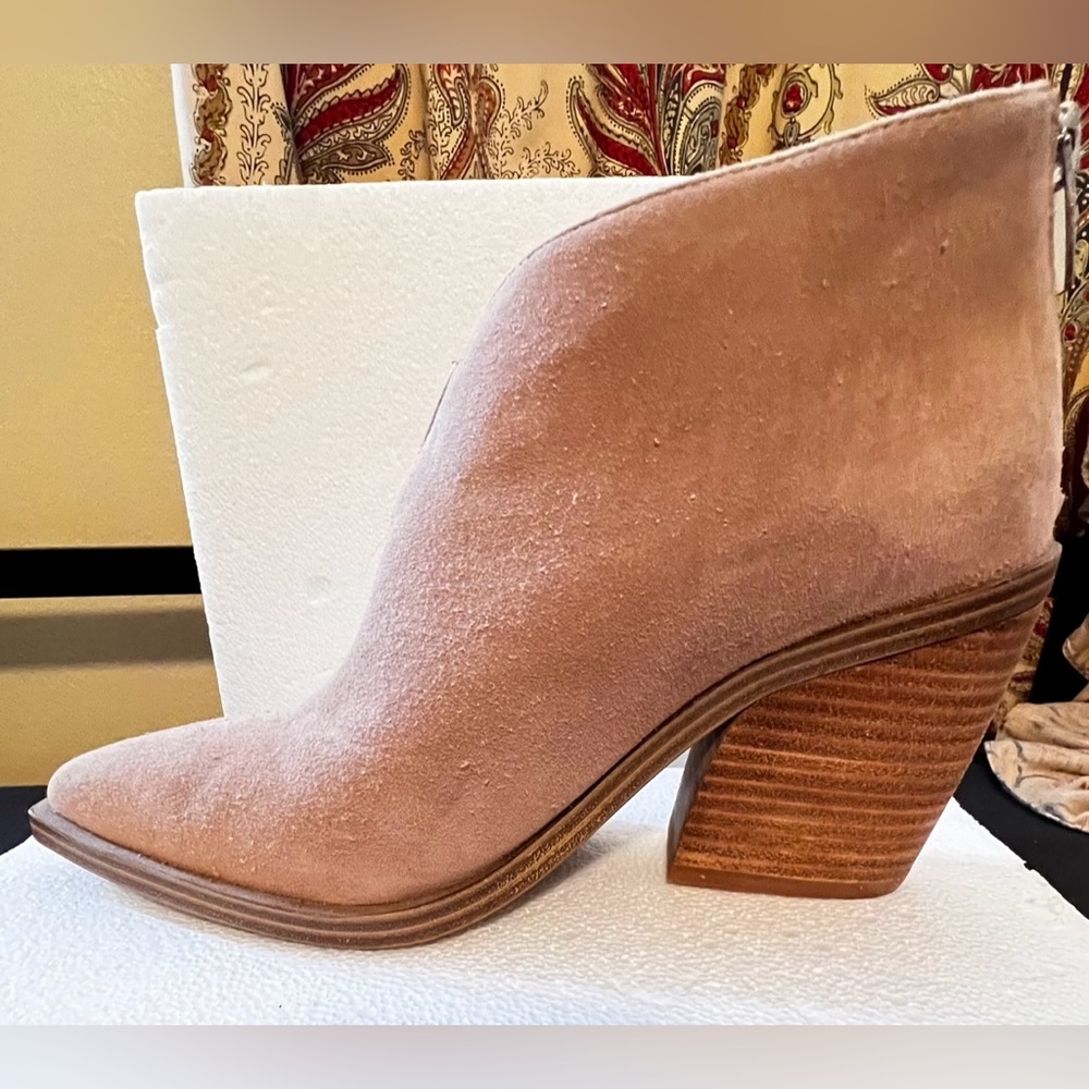 Vince Camuto fabulous and comfortable booties, tan suede, zippered backs